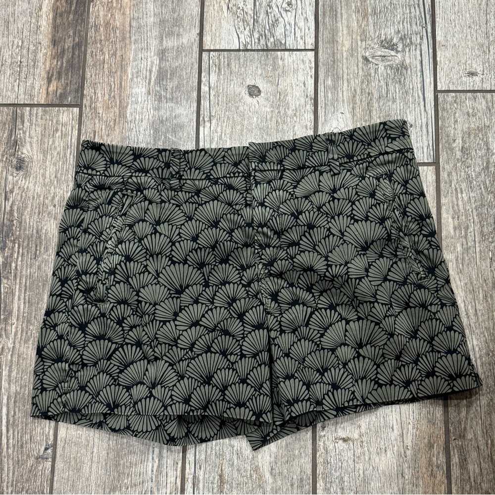 Level 99 Anthropologie Black Olive Fan Shell Shorts Zip Pockets Women's Size 29